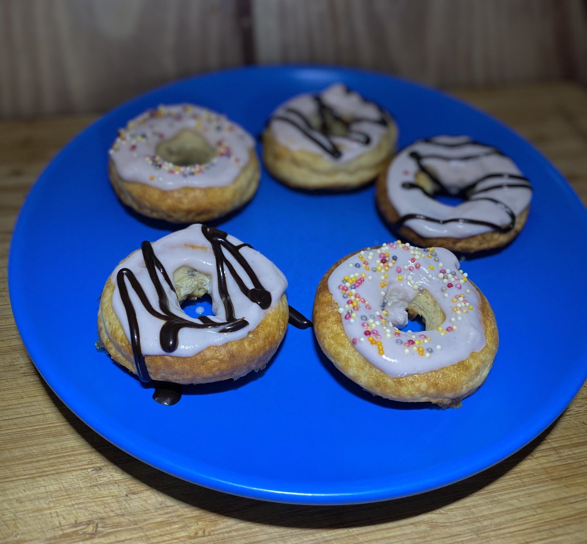 Slimwithlisa's tweet photo. Well because I can Slimming World
#bakedOats using @Quaker porridge oats #bigBowl
made into #donuts
With @MullerUKandI topping and of course @SweetFreedom #chocShot and @asda #sprinkles
#HEB
#whatDiet
#love #Food
#loveSlimmingWorld https://t.co/zGOgYxfrbt