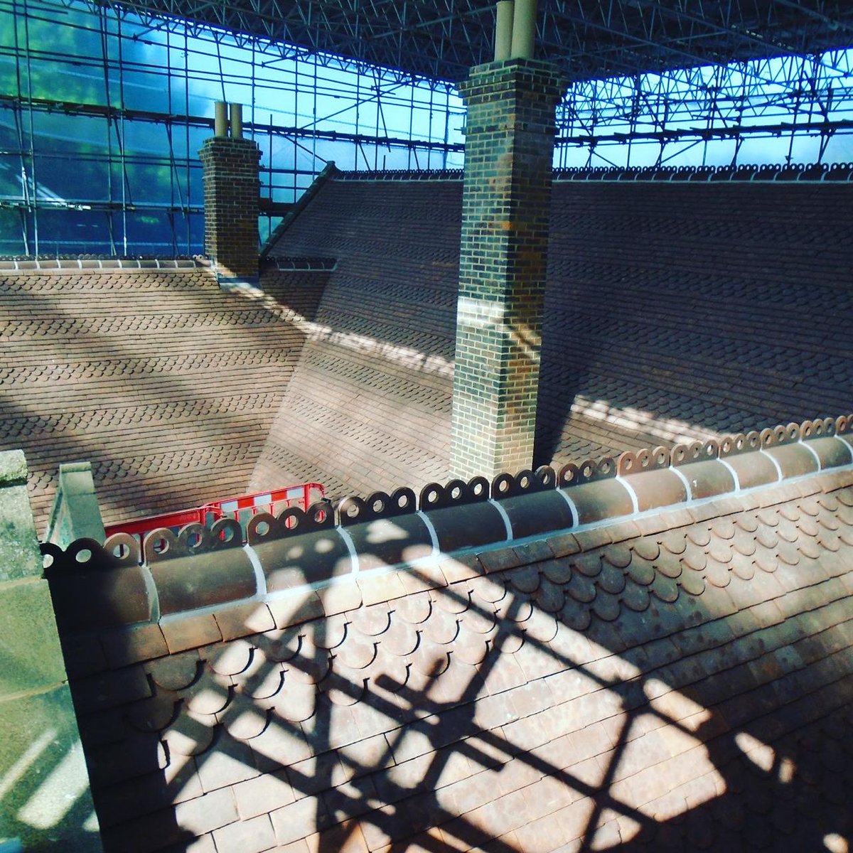 Keymer_Tiles's tweet photo. A school lesson on how all roof refurbs should look 🎓

Throwback to when our Traditional Elizabethan Clay Tiles were used during the refurbishment of St Johns Primary School in Reigate, Surrey. 

For more case studies, visit: https://t.co/GJ674EQhOD https://t.co/CEuq2WNZIE