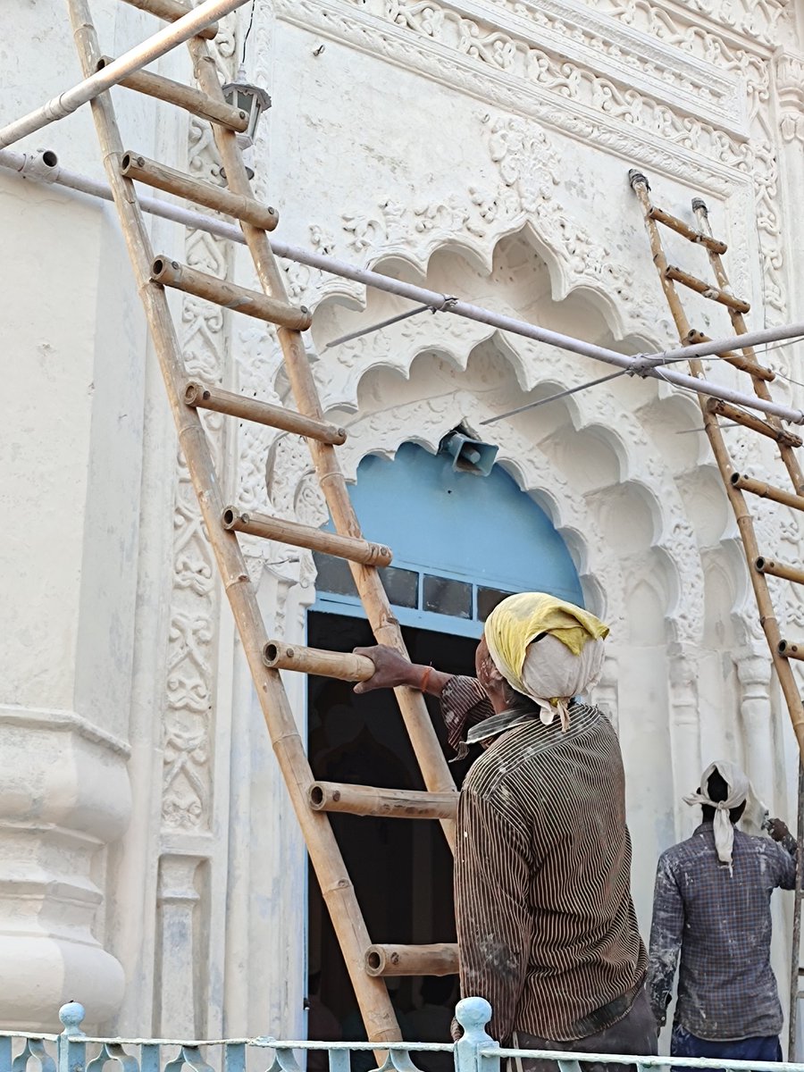 Sabr_Se's tweet photo. Ek hindu shaqs jahan masjid mein paint karta ha, 
Wo hai humara Hindustan aur aap chalien kitni bhi nafratien phailado. Humara Humara Hindustan aisa hi rahega. 
#HatePolitics #Indian #HinduEcosystem ??? #stophate #spreadpeace https://t.co/aWdNqDqM1X