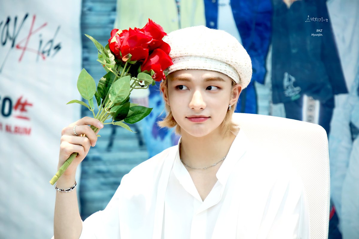 Hyunjin long for you перевод. Хенджин stray kids. Хван хёнджин 2020. Hyunjin long for you перевод. Хван хёнджин.