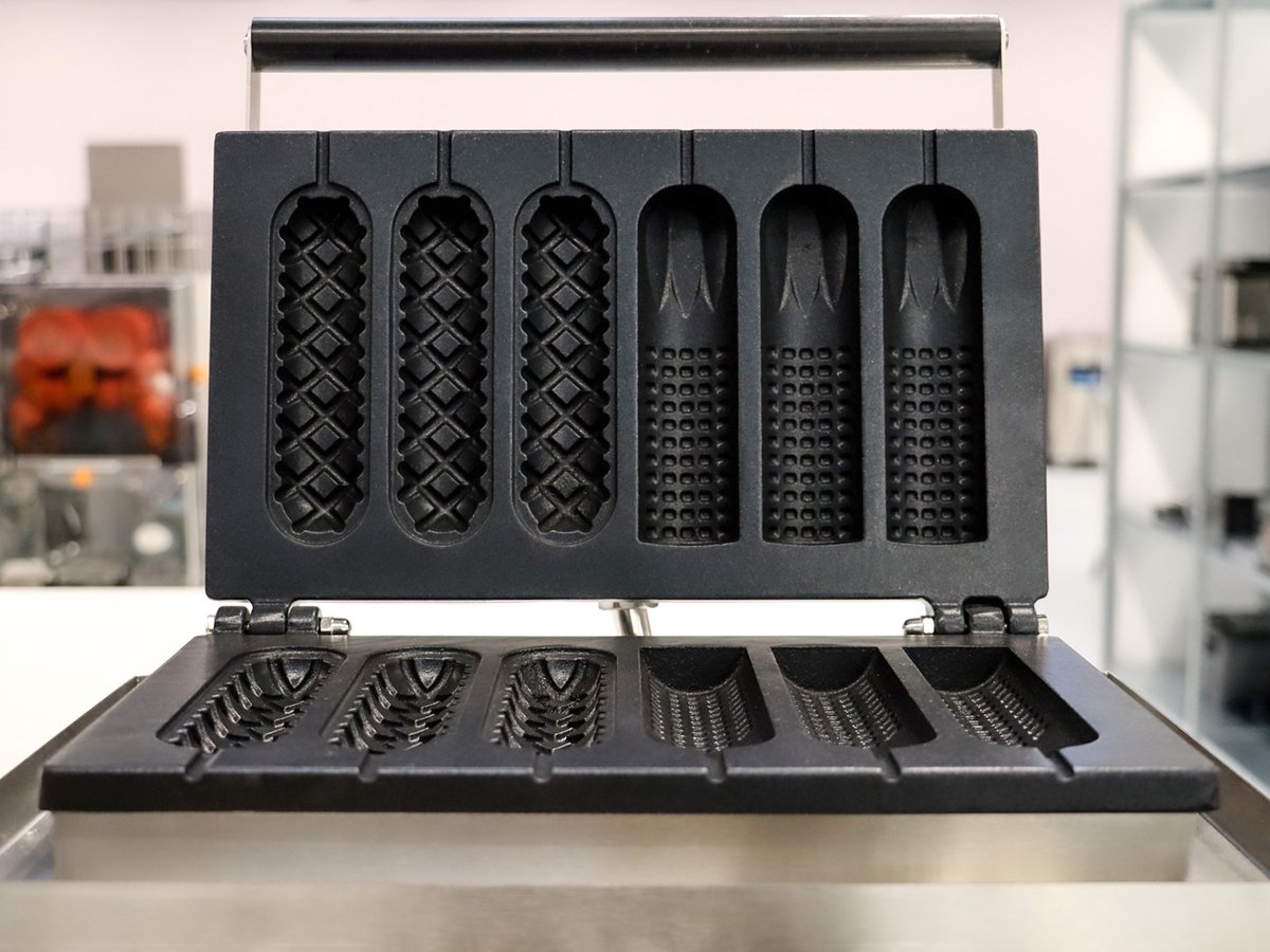 MaximaEquipment's tweet photo. "In the Spotlight!" 🌟

The Maxima Waffle Maker Corn Dog &amp; Hot Dog - Sausage Rolls

- Perfect for the tastiest sausage rolls
- High quality commercial waffle iron
- Large waffle maker for baking 6 rolls at the same time

Click further for more info: 

https://t.co/X2DlrN2xTE https://t.co/v9fDAoiDYh