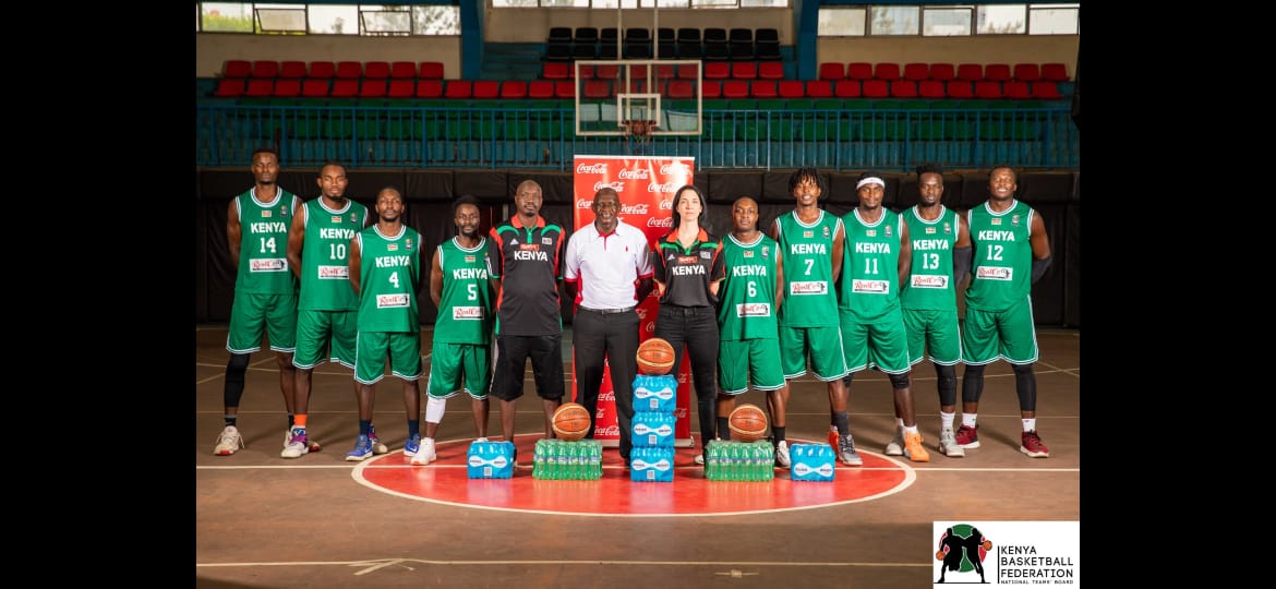 Les joueurs de l'équipe kényane de basket posent en V, arrangés par taille, dans leurs maillots et shorts verts.