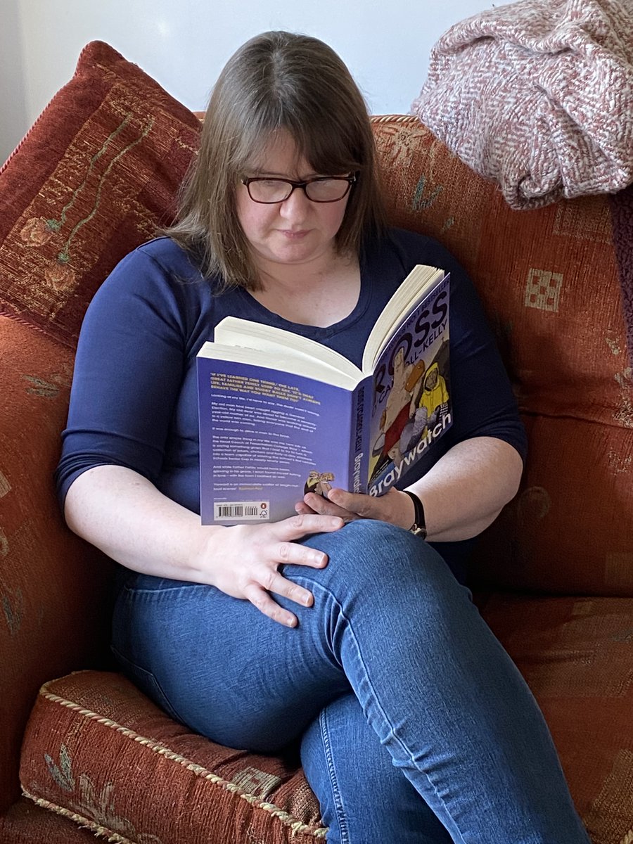 TrinityCompLib's tweet image. Ms Vernor reading an Irish classic!
I wonder will @AkaPaulHoward be squeezing in a read today???
#IrelandReads #SqueezeInARead