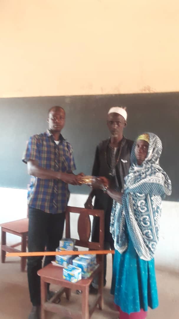 MaliSnec's tweet photo. Remise des matériels didactiques des (craies, cahiers, stylos, règle) de l'association des mères d'élèves au Directeur d'école fondamentale de Soron pour les élèves.
Nous remercions les #femmes pour leurs engagements à l'éducation des #enfants.
#Bougouni #Sikasso https://t.co/lDSvBPqwOu