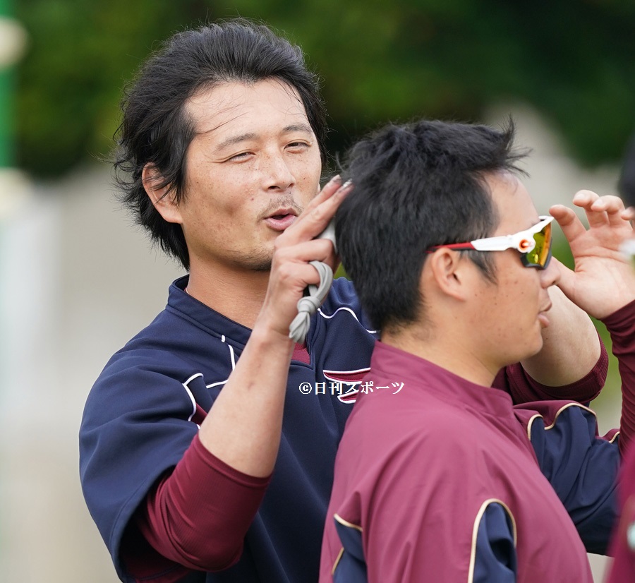 日刊スポーツ新聞社東北取材班 楽天イーグルス 投手陣の練習 沖縄宜野湾25日 どんなに髪が乱れようと端正なマスクが崩れることのない男は 優秀なるヘアコーディネーターでもある モデル まっちゃん 涌井秀章 松井裕樹 楽天 Rakuteneagles Rakuten