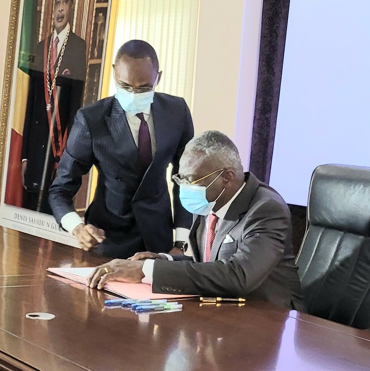 ThMoungalla's tweet photo. #COVID19_CG : j'ai signé avec les Ministres @MakossoAnatole et @LeonJuste l'accord de partenariat #Congo #UNESCO sur le Projet d'Urgence de Riposte pédagogique à la pandémie, qui permet la continuité de l'enseignement grâce aux médias et au numérique @UBrazzaville @Fififatimata https://t.co/AJyjZK4Ap4