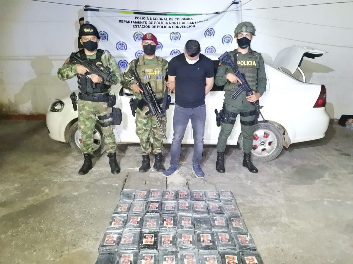 OlgaLucaCotamo's tweet photo. El @Ejercito_Div2 y la @PoliciaNteSder capturaron a integrante de grupo armado en el municipio de Convención con 43 kilos de cocaína https://t.co/ZQDTWss1SU