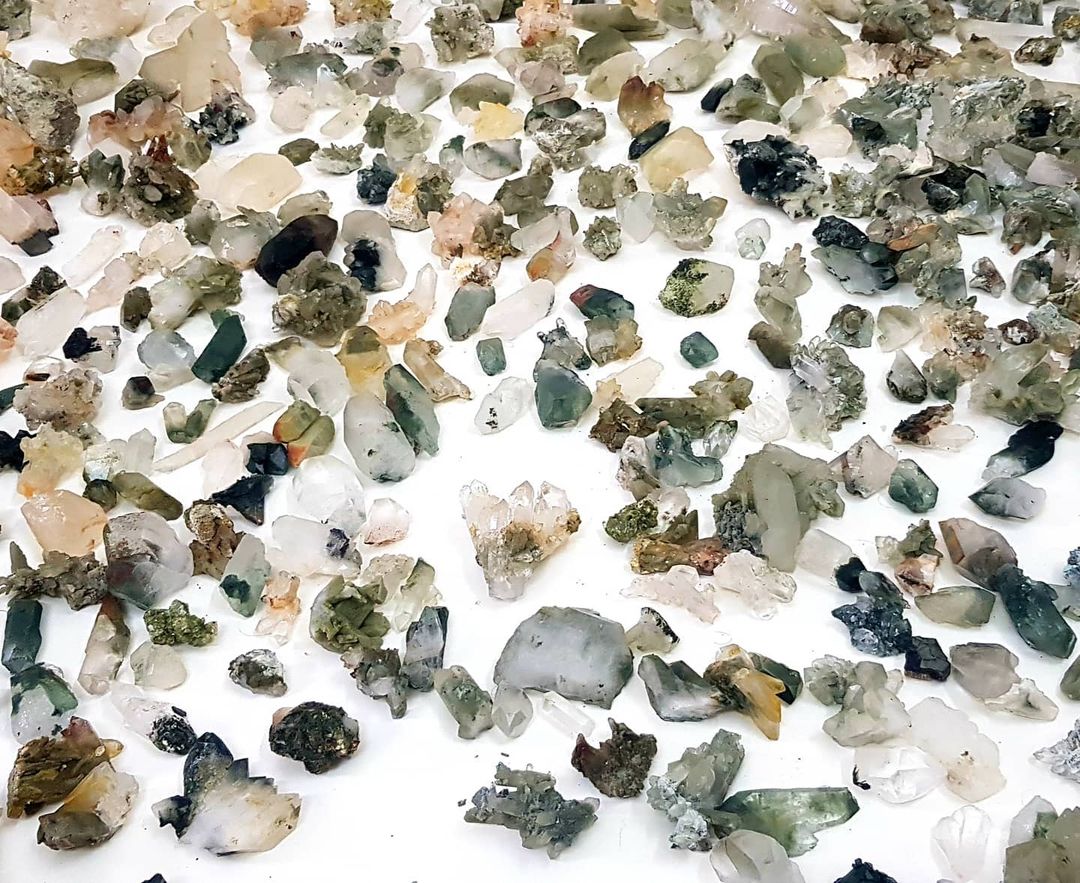MiningTourmali1's tweet photo. High quality chlorine quartz 2000 pieces available for sale pm for prices and details https://t.co/p9ejdbLTwG