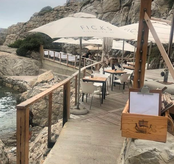noujouhaan's tweet photo. Go get your FIX @ Ficks!!!!
What a magic day! Wow hierdie Hermanus is vol juweel plekke! Ficks defo van nou af my FAV! Best vibe....mooiste scenery....just perfecto!
Kapit uit...fluit fluit.....dis njammas hierdie
#ficks
#goodcompany
#bestvibe
#vino
#Enchante https://t.co/Of4fUeGzGL