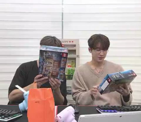miss_svtmafia's tweet photo. dk and wonwoo got legos and flower bouquets since it's the last broadcast for this season 🥺 https://t.co/MnWAHEpPYc