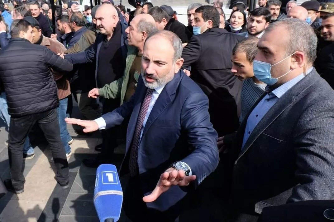 Пашинян революция армения. Nikol pashinyan. Пашинян сдал села. Пашинян журналист 1999. Пашинян сдал села.