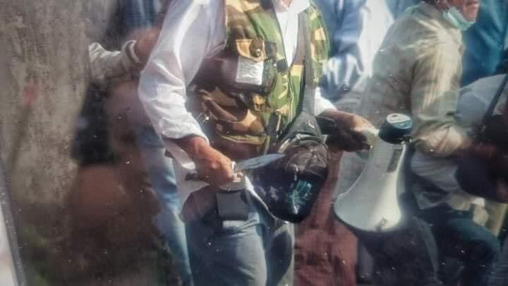 April44646323's tweet photo. Myanmar Military Juntas hired them with 5,000 Ks per day for a person to create VIOLATION against Myanmar Police Force and to deceive UN and the world that Burmese people do so.
Remember we never violate. We protest peacefully. If you see Violation, it's not us. https://t.co/DFwhD5NAsC