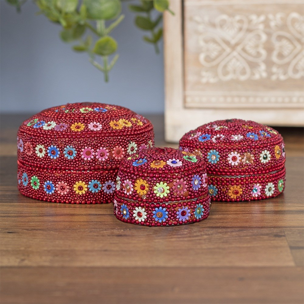 🎁 SALE 🎁 
A red set of 12 beaded trinket boxes in 3 different sizes with flower sequin accents and fully removable lids.  ❤️
 #beadersofinstagram #sale #set