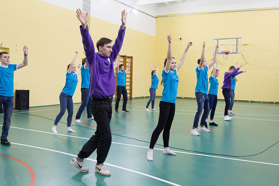 Бесплатные спортивные школы. Спортивные залы в школе. Зал физической культуры. Студенты занимаются спортом. Спортивное мероприятие в школьном спортзале.