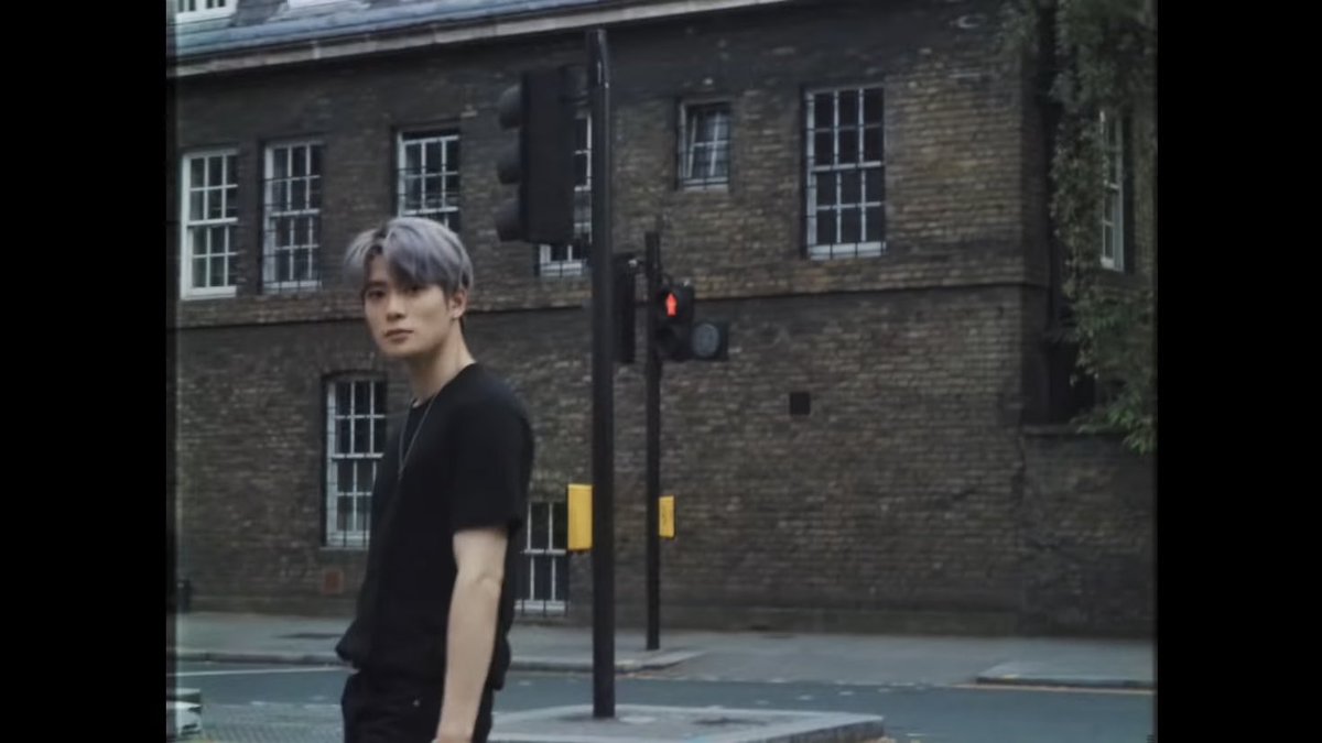 เรียกว่าบังเอิญมั้ยอะ🥺 ช็อตอื่นเราพยายามคิดว่าเออ ใครๆก็ทำได้มั้ง ถ่ายเอ็มวีแนว vlog ก็คงแนวนี้หมด แต่พอเห็นช็อตที่แปะภาพ มีวิดีโอจากกล้องฟิล์มเราก็แบบ...