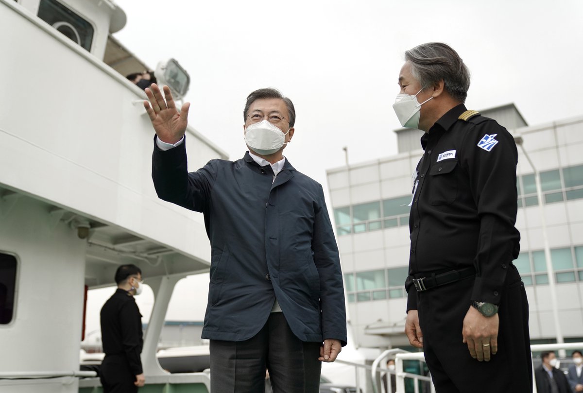 동남권 메가시티 구축은 
대한민국의 성공 전략입니다. 
현재 국토면적의 12%인 
수도권에 전체 인구 절반 이상이 
거주하고 있습니다. 
지역 내 총생산도, 
300인 이상 사업체 수도 
모두 절반이 넘습니다. 
문화도, 교육도, 의료도 
수도권에 집중되어 있습니다.