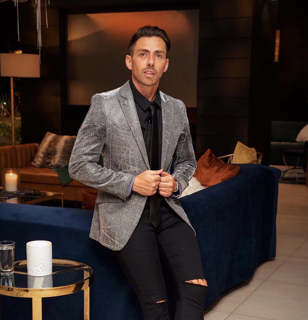 It’s date night, pick you up at 19:30pm!
<a href="/MNet/">M-Net</a> <a href="/DStv/">DStv</a> Channel 101 
Things may get a little more up close and personal .. Let’s razzle 🥂
#TheBacheloretteSA 
#itsdatenight