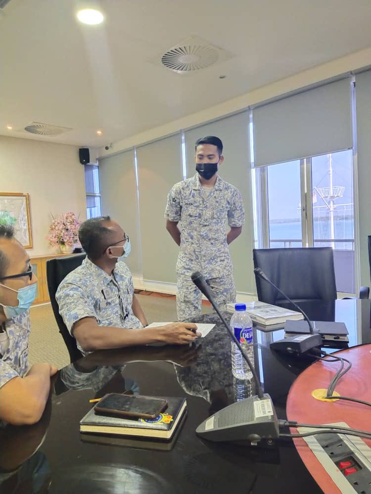 NatHydroCentre's tweet photo. โDonโt be busy, be productiveโ.
Pemeriksaan Buku Tugas Tentu (BTT), Penyata Gaji dan Permasalahan Laskar Dalam Latihan yang menjalani On Job Training (OJT) di Pangkalan TLDM Pulau Indah oleh Pegawai Waren Markas (PWM) PHN @IrwanFairoz
#NavyPeople
#WorldClassNavy https://t.co/3pxoTpJcwI