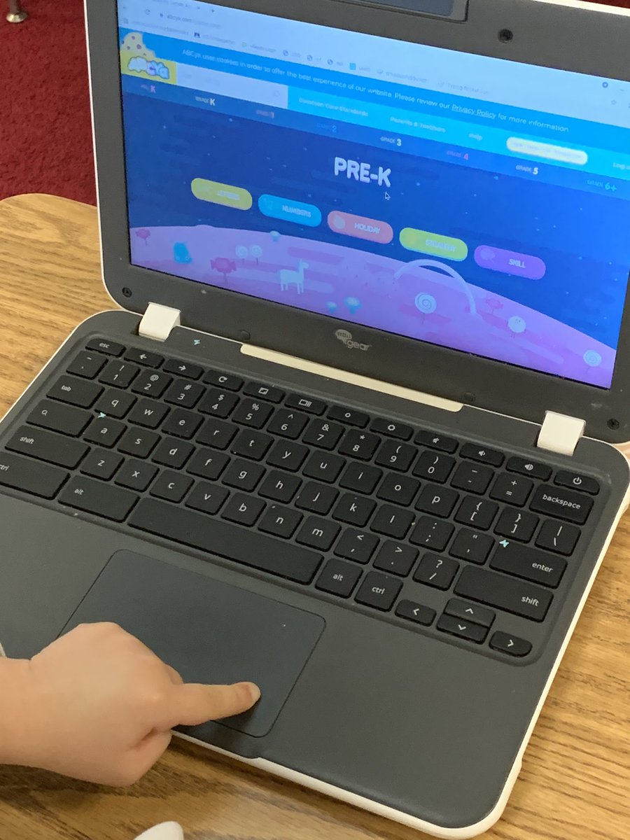 msfink_ics's tweet image. Pre-K is learning how to click and drag on chromebooks! @icschool_online @mrsdangelo_ICS @ICSchool_Tech #DLDay2021