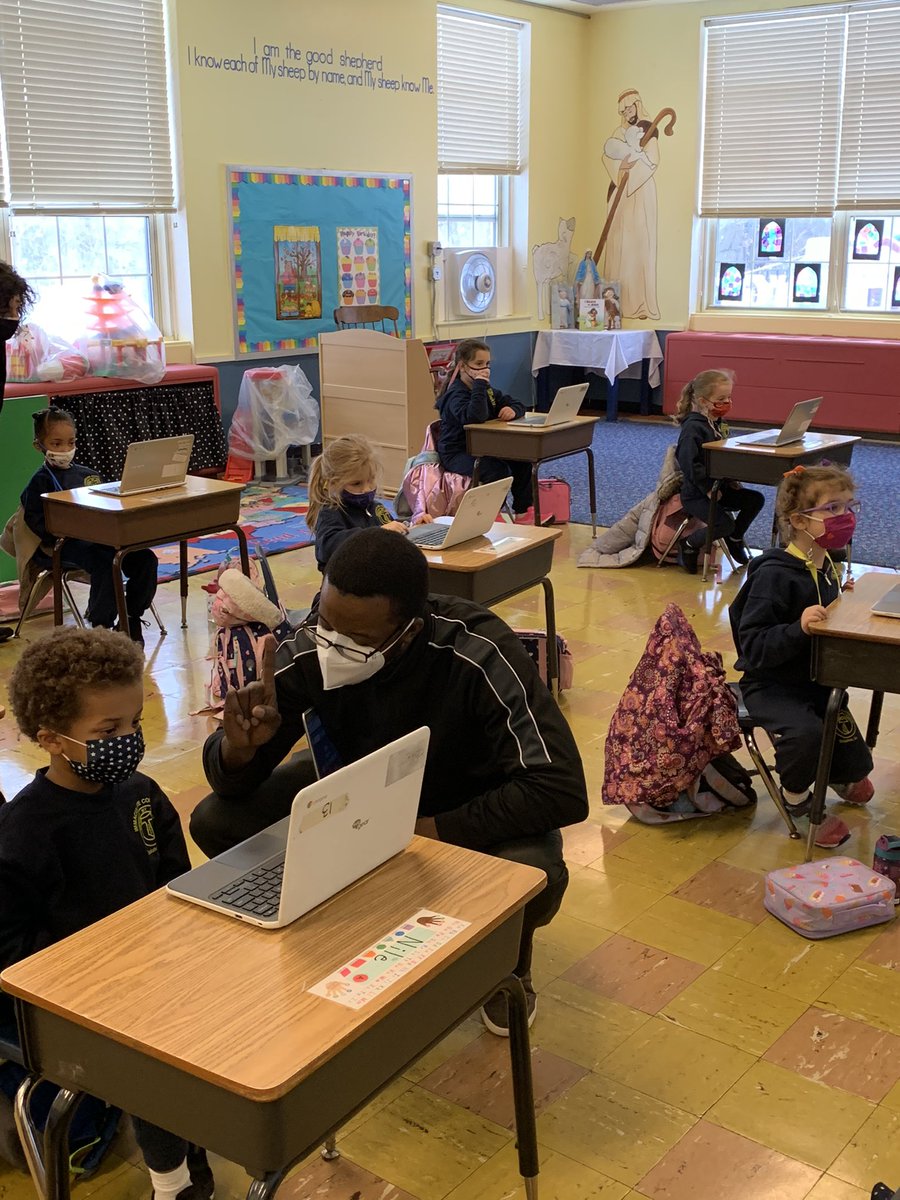 msfink_ics's tweet image. Pre-K is learning how to click and drag on chromebooks! @icschool_online @mrsdangelo_ICS @ICSchool_Tech #DLDay2021