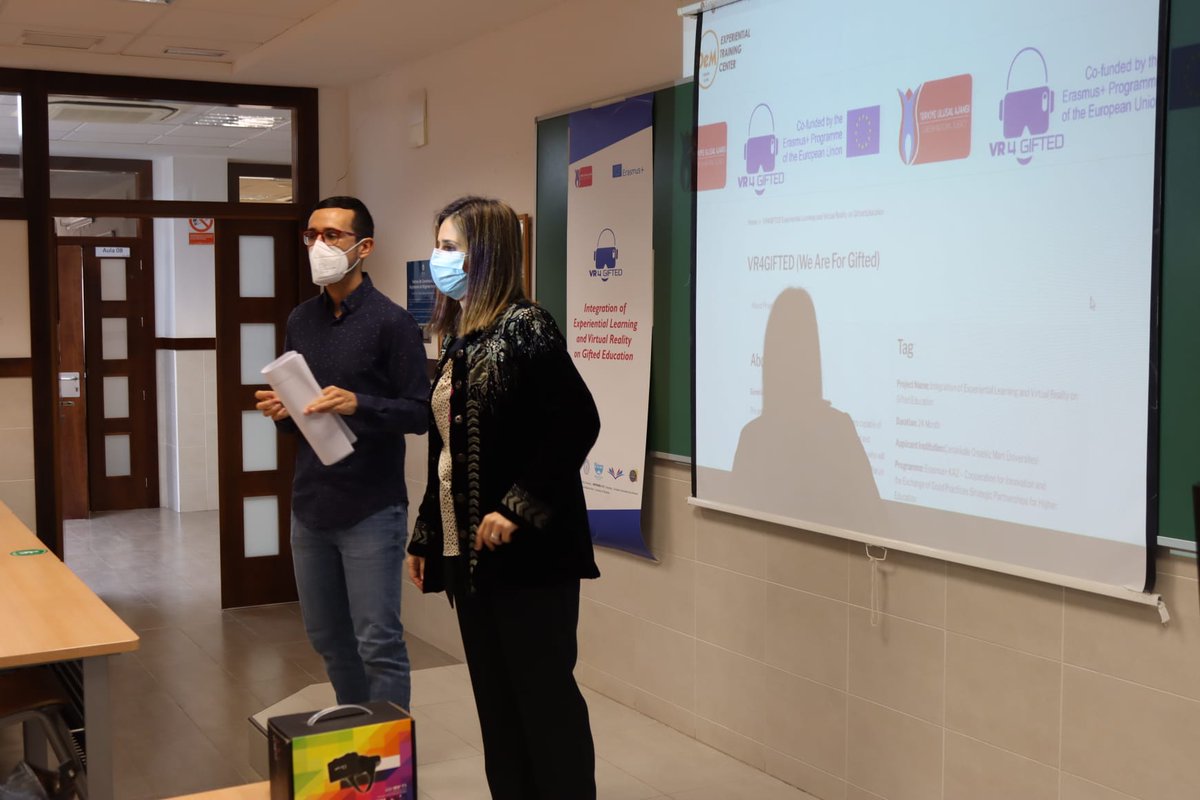 UCAM_OPRI's tweet photo. 🕶️🇪🇺Esta mañana los investigadores de @UCAMeducacion ,
@OrtiMJose y Maricarmen Fernández Vidal, han realizado el primer taller del proyecto europeo @VR4Gifted. Este proyecto trata de utilizar la #RV para ayudar a los futuros maestros a trabajar con alumnos con #altascapacidades https://t.co/pgeTlk6VUB