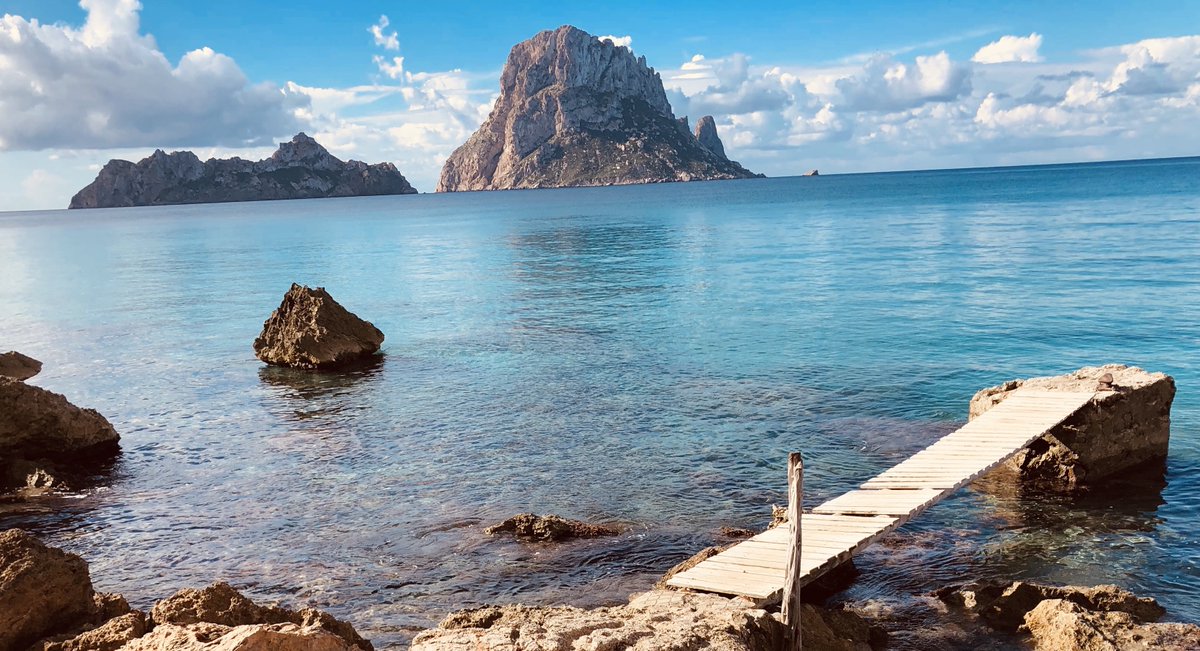 Uno de los #lugaresmágicos de #Ibiza: #CalaDhort con #Esvedra y #esvedranell recortándose en el cielo.
#Tbt recuerdos de #rodaje #ElsecretodeIbosim 
elsecretodeibosim.com