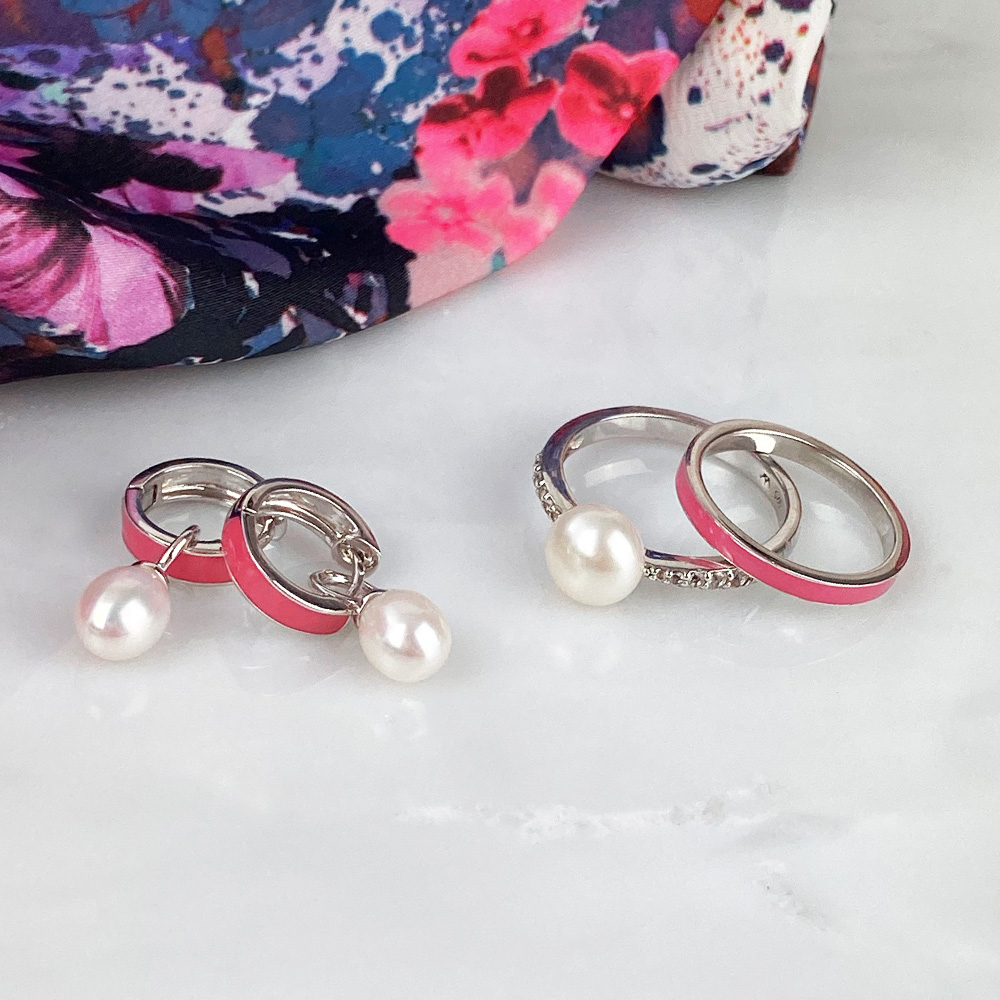 Spring is in the air...  feeling bold, colourful and vibrant 🌸🌷🌺 
Viva collection also available in light blue, dark blue, red, white and  green.
zcu.io/xDfy 

#isleofwightpearl #pink #pearljewellery #colour