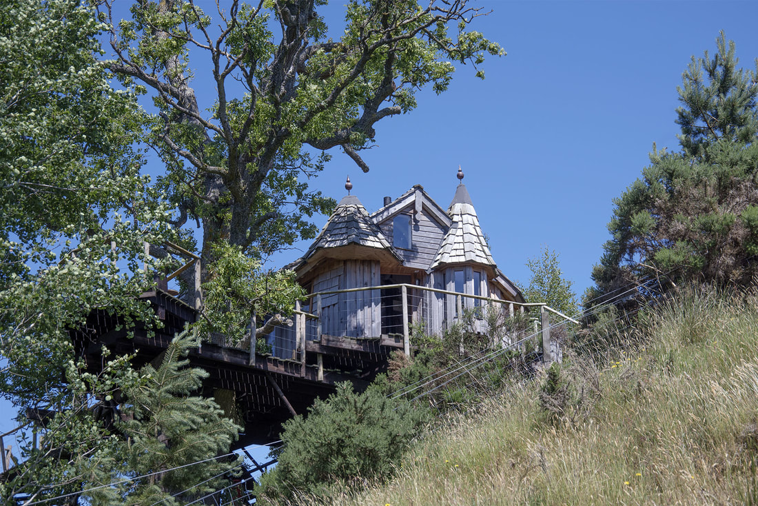 One of the top glamping holiday searches at the moment is glamping in a treehouse! Check out the fabulous Treehowf at Craighead @ bit.ly/3pSGe9M 
#glamping #glampinguk #glampingholidays #treehouses