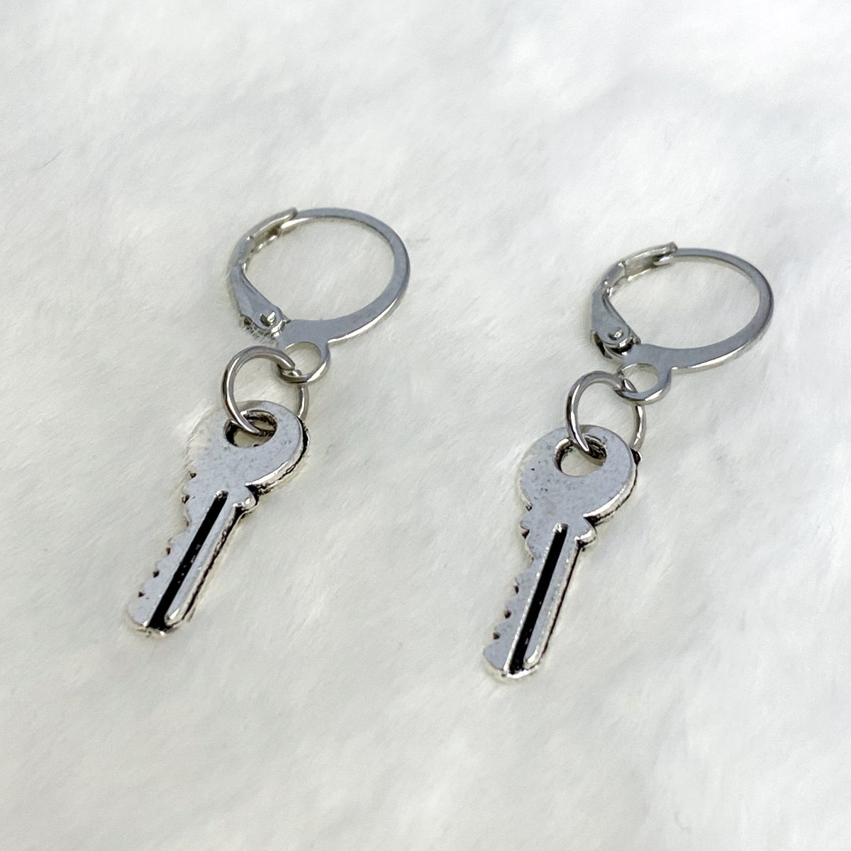 PPerceptions's tweet photo. #RT @monalaina: Key Earrings, Huggie Hoop Earrings, Key Jewelry, Mini Key Charms, Alternative Earrings, Alternative Jewelry, S189 https://t.co/UTIGyUTuZ7 #Handmade #FreeShipping #EtsyShop #Jewelry #EtsyJewelry #SmallBusiness #Earrings #GiftforHer #KeyJeโฆ https://t.co/gYWbplqwdE