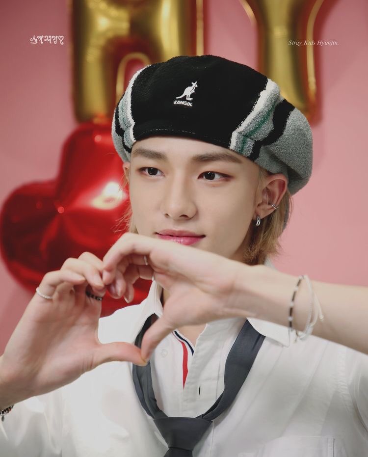 stellarcb97's tweet photo. stray kids loving hyunjin: a thread https://t.co/2DhGkSHF1Q