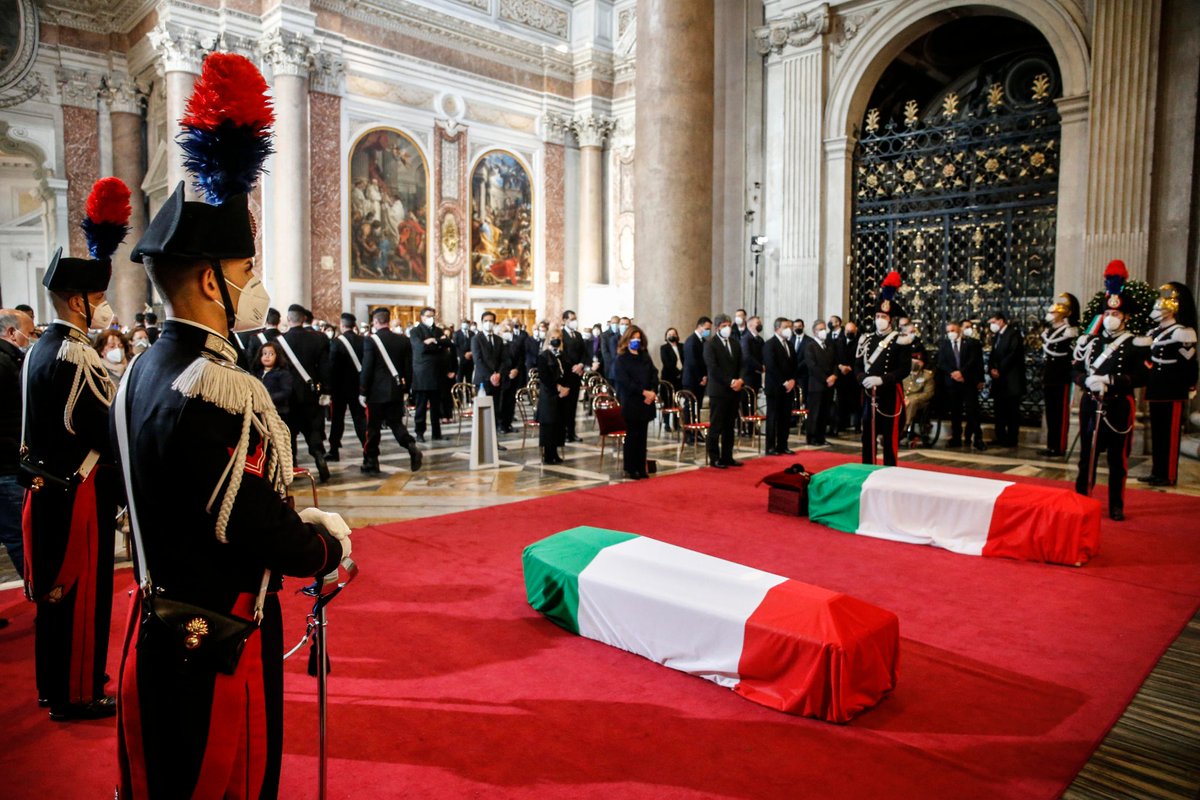 ItalyMFA's tweet image. Un Ambasciatore d’Italia, Luca Attanasio, e un Carabiniere, Vittorio Iacovacci, lavoravano insieme e sono morti insieme.
@ItalyMFA e @_Carabinieri_ li salutano con orgoglio e riconoscenza