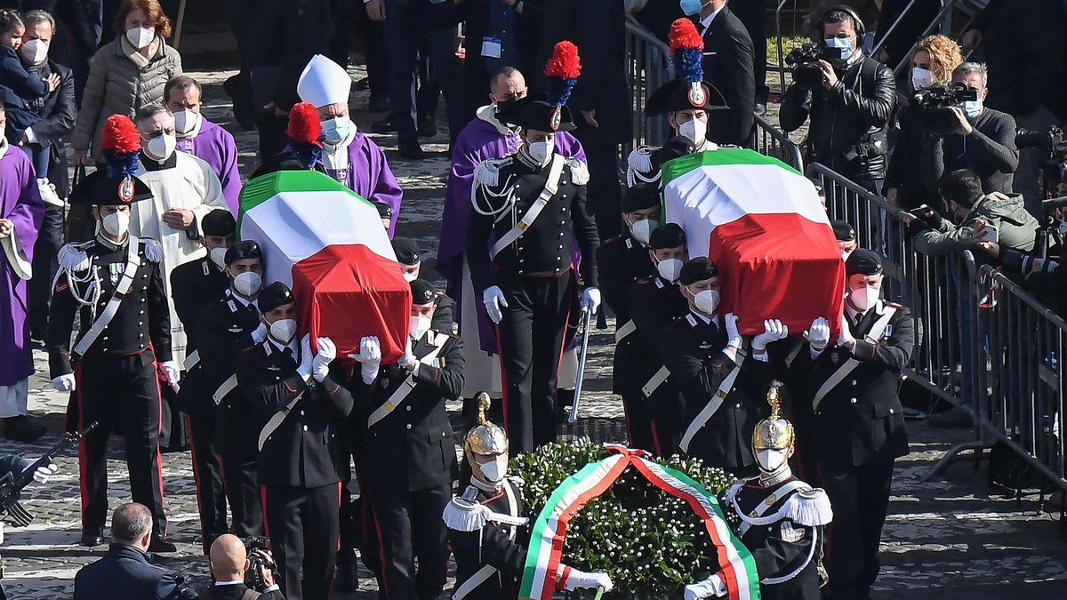 ItalyMFA's tweet image. Un Ambasciatore d’Italia, Luca Attanasio, e un Carabiniere, Vittorio Iacovacci, lavoravano insieme e sono morti insieme.
@ItalyMFA e @_Carabinieri_ li salutano con orgoglio e riconoscenza