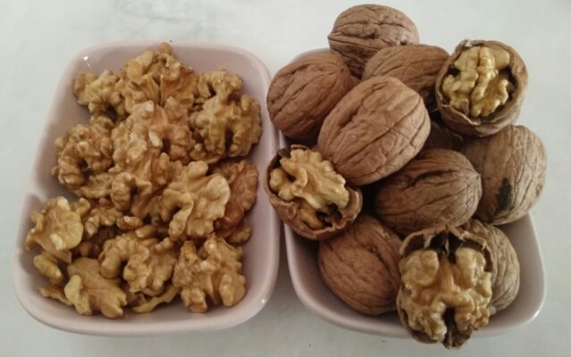 Manisa yöresi ince kabuklu elle kırılabilir ceviz. Kolay kolay boş ve çürük çıkmıyor. Destek için RT lermisiniz lütfen.