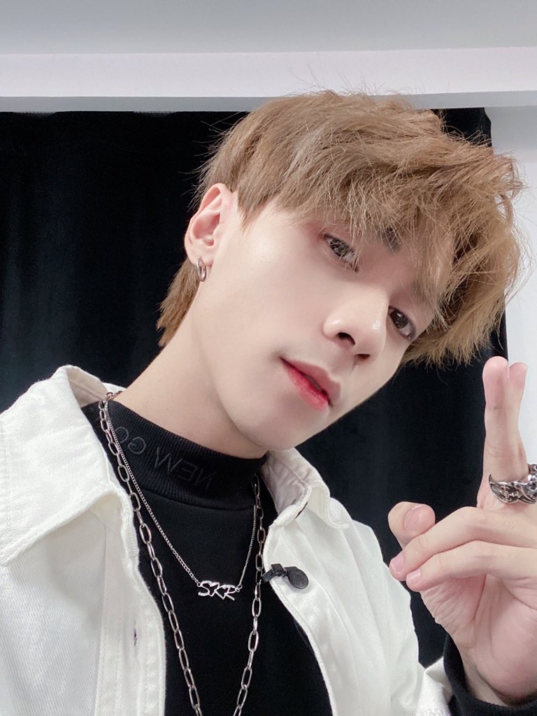 QH_MasterD's tweet photo. Cám ơn những người đã luôn yêu thương và ủng hộ Hùng và luôn bên cạnh Hùng , để Hùng có động lực làm việc thật chăm chỉ hơn ... Hùng sẽ cố gắng thật nhiều hơn nữa trong tương lai với 1 MasterD tiến bộ hơn . Cám ơn và yêu tất cả các bạn 💙 I miss u 💙
#Muzik https://t.co/51V3vXHbZy