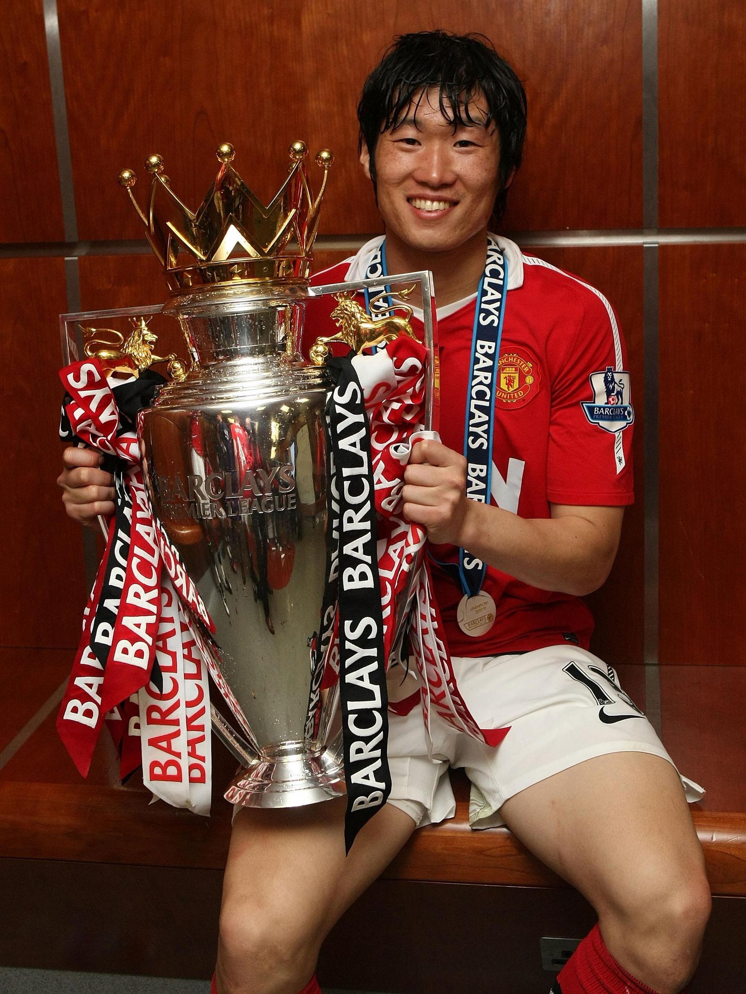 Happy birthday Ji sung Park.

To all Manchester United fans na wapinzani unakumbuka nini kutoka kwa huyu mtu?? 