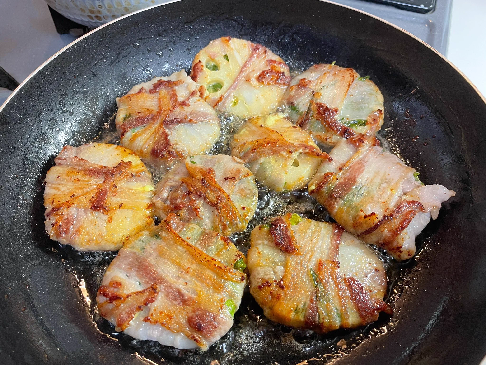 肉で巻けばだいたい美味いけどこれは別格！肉巻きレンコンのレシピ！