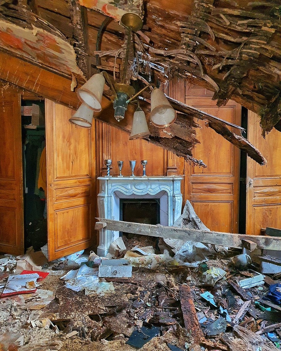 ExplorerD83's tweet image. The house that slowly is being buried alive check out the video 

youtu.be/TSB10x0CNjQ