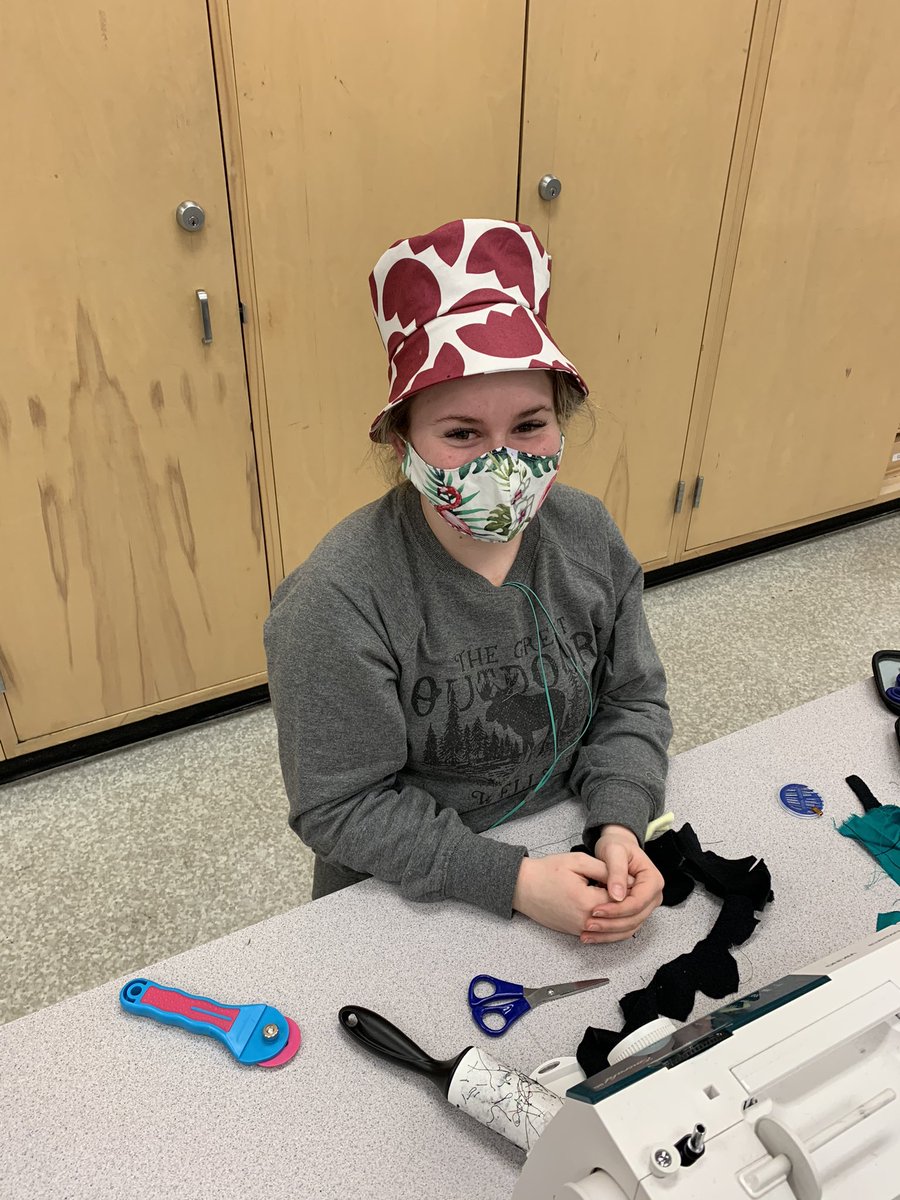 dptstrojans's tweet photo. Loving our school - creative learning spaces, bumblebee robots, students making hats and flowers, and full bins of apples for all! #thankful #trojanpride❤️💙 https://t.co/63JftZQJLs