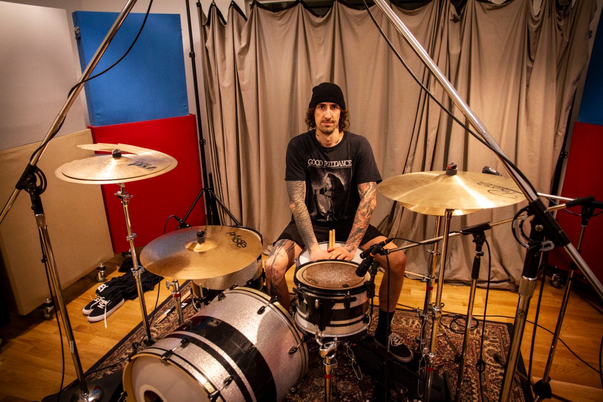 Like to introduce you: Flo on the drums!
#drummerslife #studiodrummer #drums #paistecymbals #punkdrumming #skatepunkdrumming #220bpmdoubletime