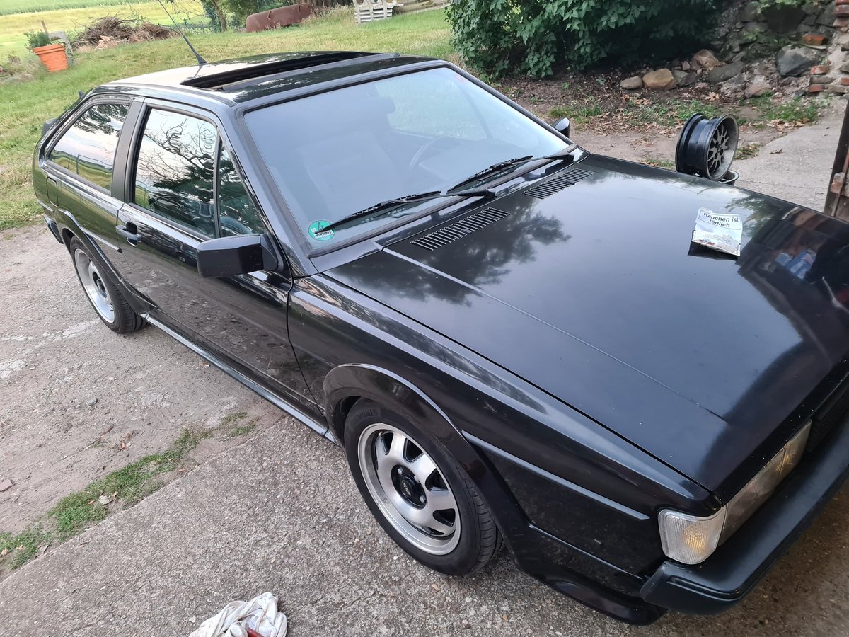 fletiforeskel's tweet photo. Dank jahrelanger Betreuung und Hilfe durch das Autohaus Fickfrosch (@fusselblog) und den #autopapst @radioeins konnte dieses KFZ in den Status des automobilen Kulturguts überführt werden. https://t.co/b23MmEuYIp