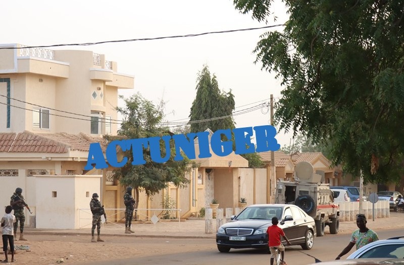 aboubacarybarma's tweet photo. #Urgent #Niger #crise_postélectorale
un imposant contingent des forces de l’ordre #police, #garde #gendarmerie avec des agents lourdement armées et à bord d'une dizaine de véhicules dont des #blindés encercle actuellement le domicile l’opposant #Hama_Amadou. #Elections https://t.co/y4HxZDmxT7