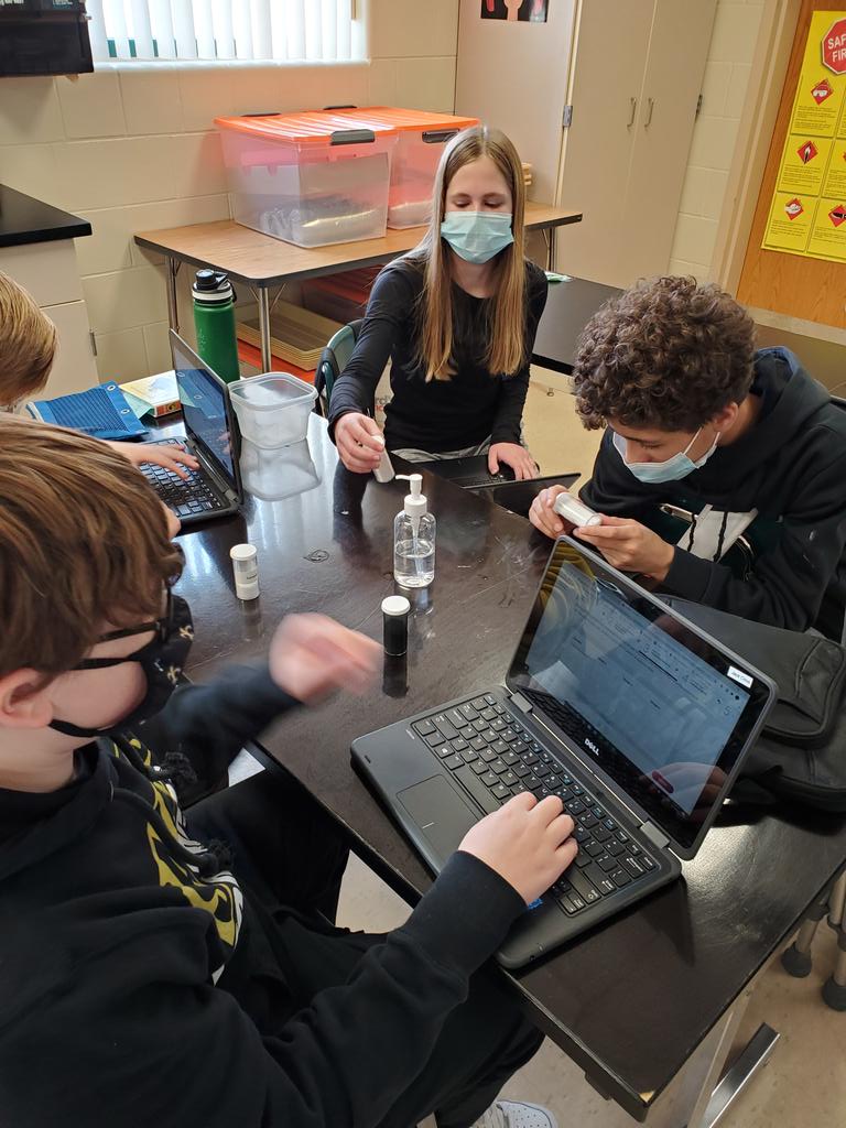 MsHenderson_RMS's tweet photo. Students practice making detailed observations to investigate the properties of unknown substances in 7th grade science. @mps_russell https://t.co/iTqYRMDVNY