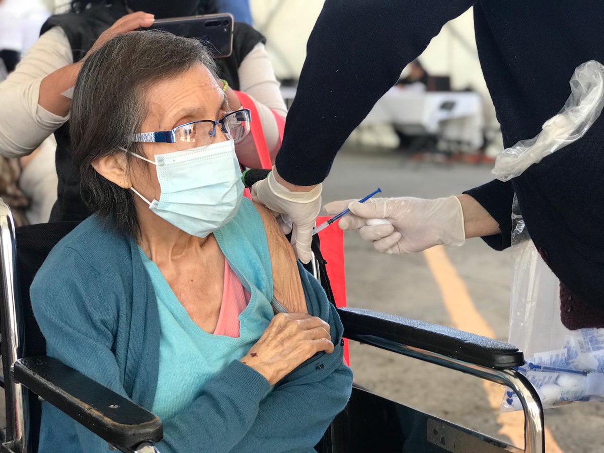 mxqnoticias's tweet photo. #Ecatepec || Corre sin imprevistos la jornada de vacunación en la #Uneve. De acuerdo con el corte del último reporte:
300 vacunas aplicadas 150 personas en sala de espera y 296 personas formadas en fila en espera en su mayoría con registro.
📸 || @ItzelDiVi
#AgenciaMxNoticias https://t.co/NHHrWHTZce