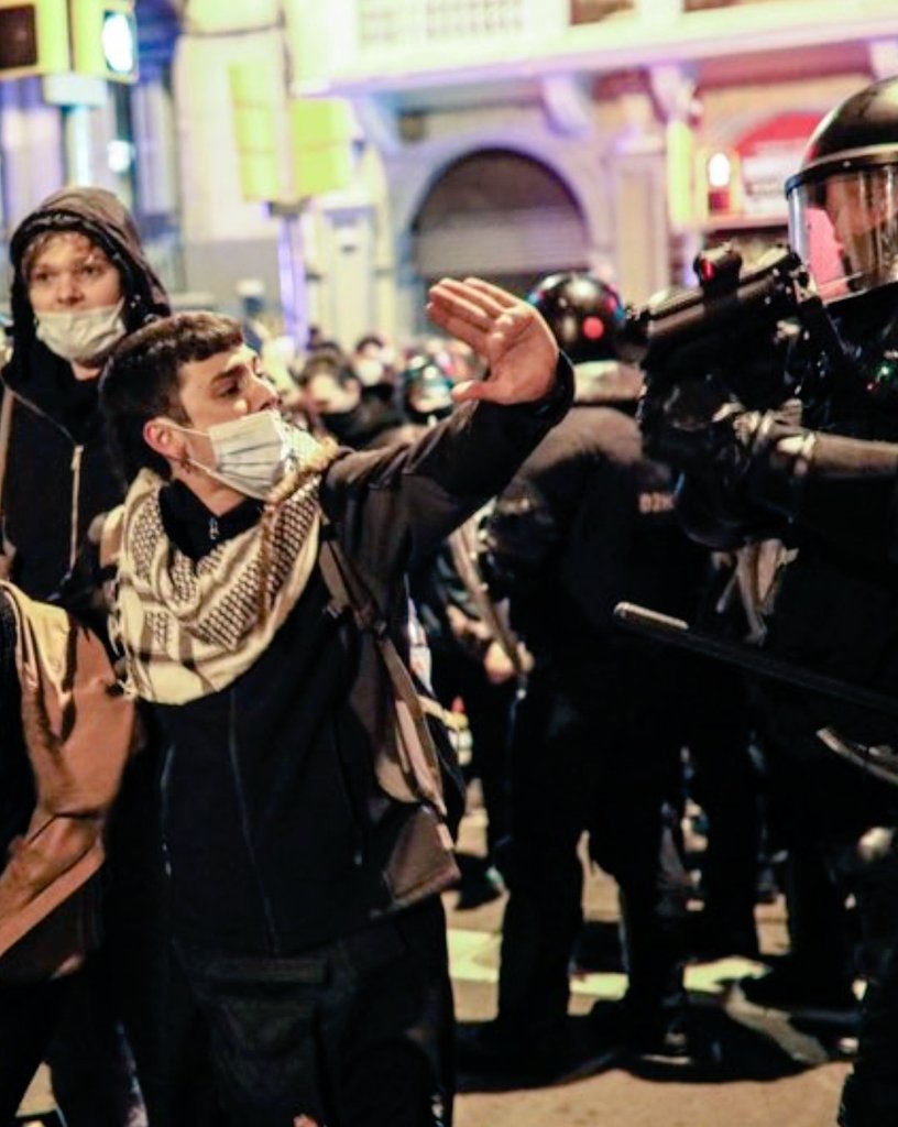 sedlr_'s tweet photo. 10 años de manifestaciones pacíficas: nos han censurado, detenido, encausado, apalizado, disparado, mutilado, montado un atentado, acusado de terrorismo, descabezado, condenado, encarcelado, intervenido, inhabilitado, perseguido... ¿Y dicen que con violencia no se consigue nada? https://t.co/mMAIGlxU3W