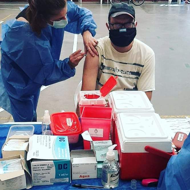 CardenasMatade1's tweet photo. Agradecemos al personal de salud del Cesac N°37 por el Operativo de Vacunacion hecho en el Club Cardenas Mataderos , mas de 30 vecinos se vacunaron contra la: 
Hepatitis A 
Tetanos 
Hepatitis B 
Anti Gripal 
Sarampión
🌡💉🧪
🄻🄰 🄾🄻🄻🄰 🄳🄴 🄻🄾🅂 🄹🅄🄴🅅🄴🅂 🥘 https://t.co/rqwnG1gziM