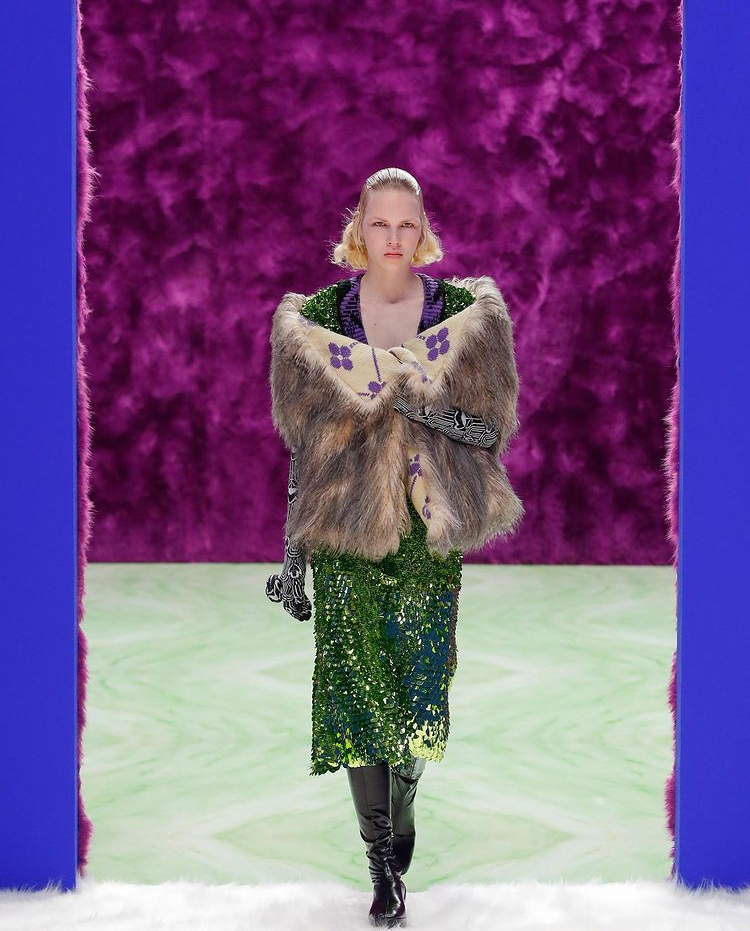 RevistaAlaModa's tweet photo. #MiucciaPrada y #RafSimons presentan la colección femenina otoño - invierno 2021 de @Prada Esta colección explora los espacios que existen entre lo convencional y el punto entre la sencillez y la complejidad, la elegancia y la transmutación.
#AlaModa #RevistaAlaModa #PradaFW21 https://t.co/ApEg19AXCe