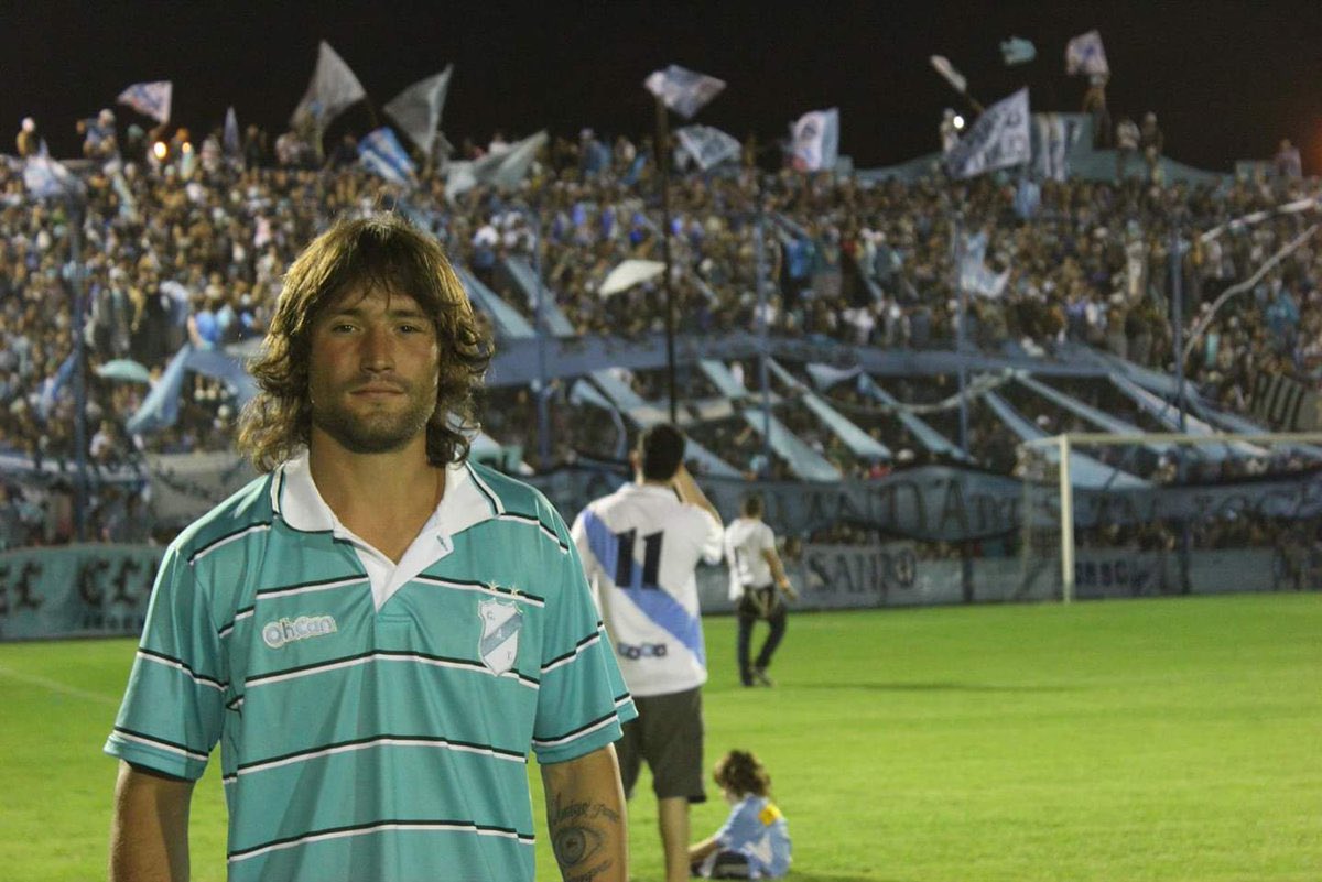 ‼️ “Iba a renovar contrato por tres años, se enteraron de que me gustaba el verde y me echaron”

⚽️ Andrés Manzanares, ex jugador de Quilmes, recordó en <a href="/CDDok/">Contenidos del Decano</a> cómo se produjo su salida del club misionero Crucero del Norte 👇

x.com/CDDok/status/1…