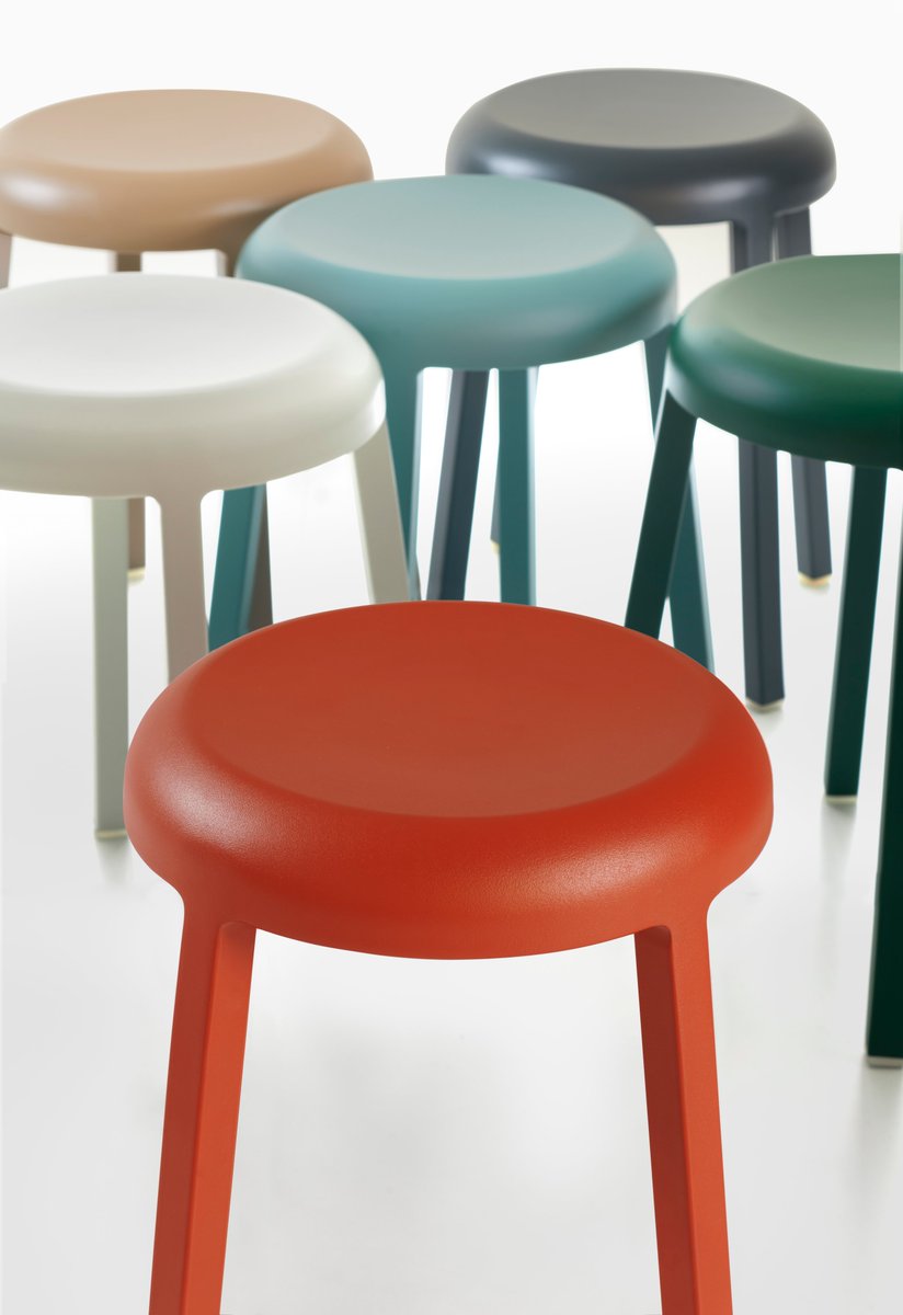 novitapr's tweet photo. Meet Za! Designed by Naoto Fukasawa for @emecochairs, this "place to sit" has the smallest carbon footprint of any Emeco product to date. Inspired by Emeco's iconic 1006 Navy chair, Za carries its own unique personality, yet somehow fits right into the family!🤗 https://t.co/DGEGeoezfE