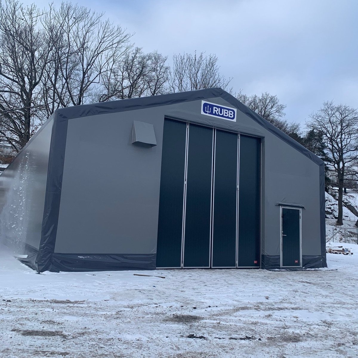 RubbGroup's tweet image. Take a look at Rubb Norway's latest project, featuring a folding door.

This Rubb Hall is 10 meters wide and 18 meters long. It has a folding port that is 4 meters wide and 4.5 meters tall.

#RubbHall #FabricStructures #FabricBuildings
