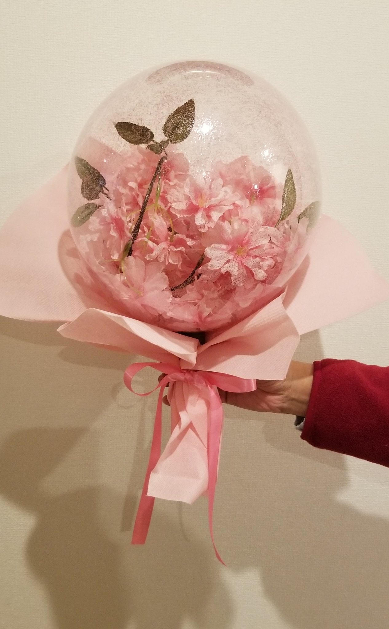 みこぞぅ 写真だとゴチャッてる感じに写っちゃってるけど なんかいい感じにできたから実家に春をお届けしよ ちなみに これほぼ 100均グッズ フラワーバルーンブーケ 桜 100均 公式ふうせん部 T Co Jplz0ywhhb Twitter